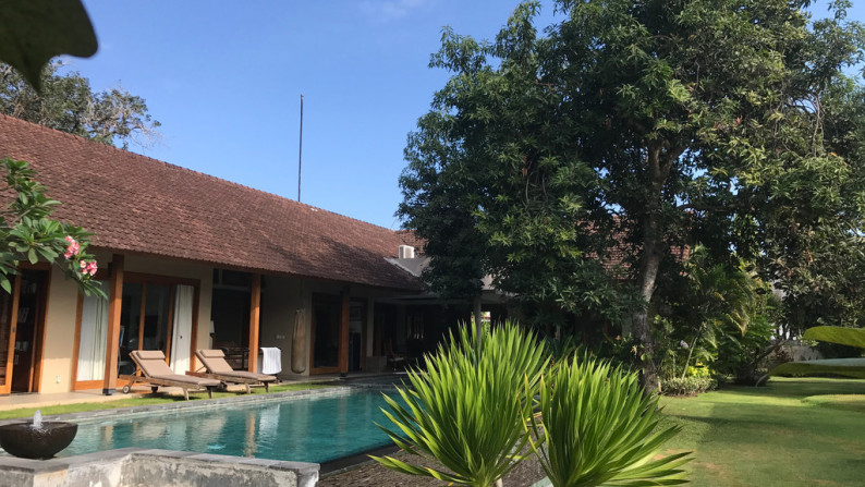 For sale 4 bedrooms luxury villa with spacious garden at Sanur.