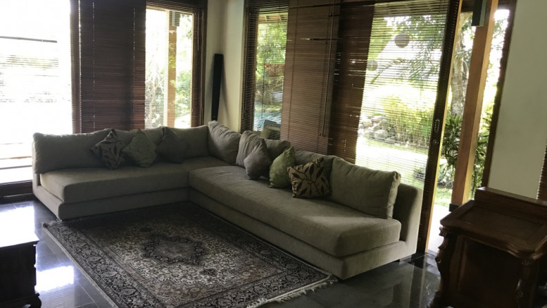 For sale 4 bedrooms luxury villa with spacious garden at Sanur.