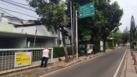 Rumah Dengan lokasi strategis Di Jl Hang Jebat, Kebayoran Baru