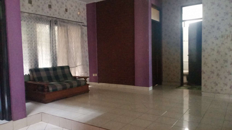 JUAL CEPAT ! Rumah Nyaman dan Asri 2 Lantai di Tubagus Ismail, Bandung Utara