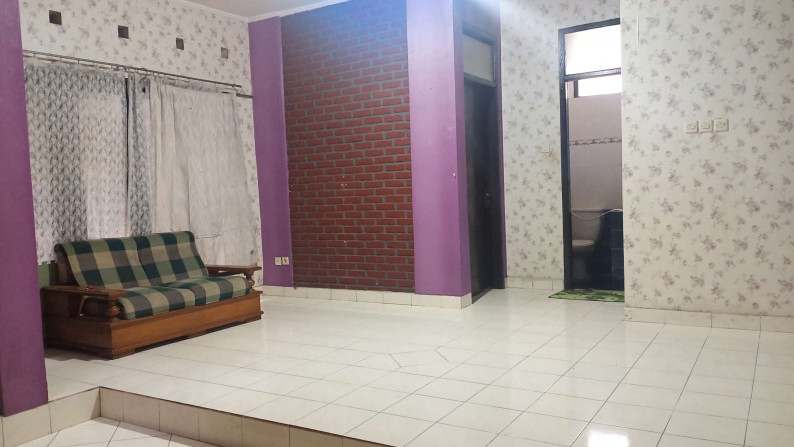 JUAL CEPAT ! Rumah Nyaman dan Asri 2 Lantai di Tubagus Ismail, Bandung Utara