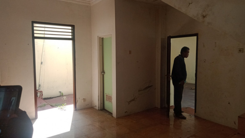 RUMAH TINGGAL 3 LANTAI DI DUKUH MANTRIJERON, YOGYAKARTA