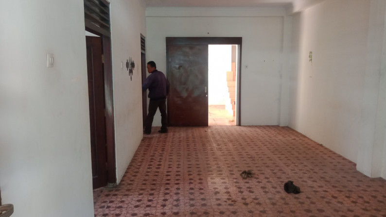 RUMAH TINGGAL 3 LANTAI DI DUKUH MANTRIJERON, YOGYAKARTA