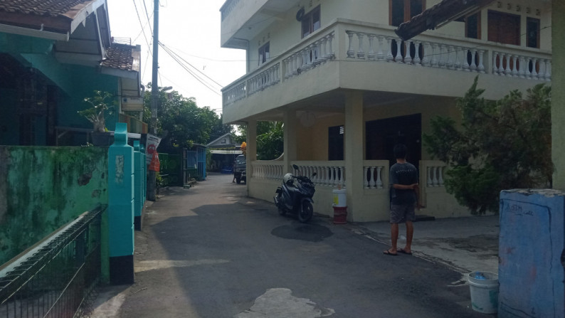 RUMAH TINGGAL 3 LANTAI DI DUKUH MANTRIJERON, YOGYAKARTA