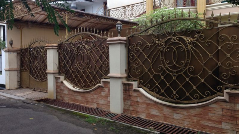 For Sale - Rumah Classic Bernuansa Asri Dalam Komplek di Cirendeu