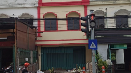 Disewakan Ruko 2,5 lantai di Jl Putro Agung Wetan, Surabaya