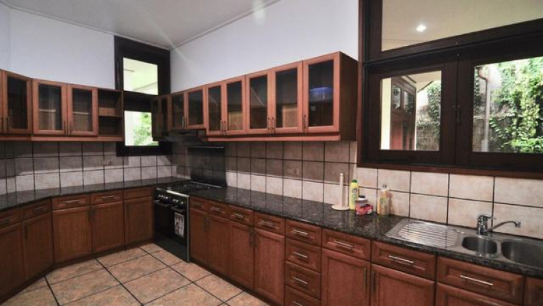 disewa minimal 1 tahun rumah besar di taman giri loka bsd city, hanya 350jt-an, strategis, siap huni