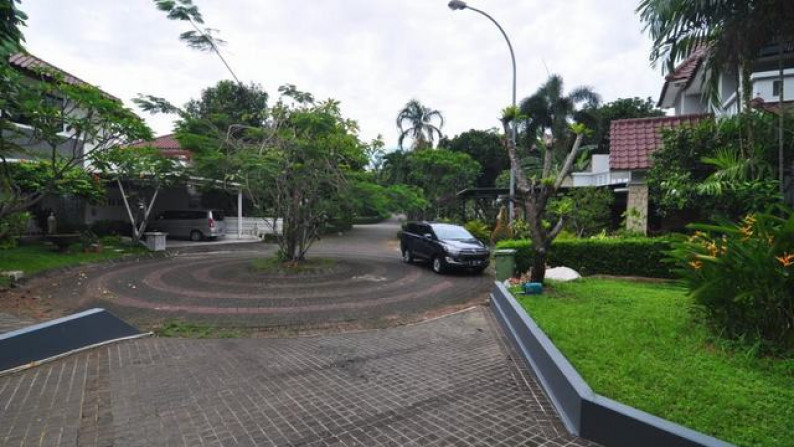 disewa minimal 1 tahun rumah besar di taman giri loka bsd city, hanya 350jt-an, strategis, siap huni
