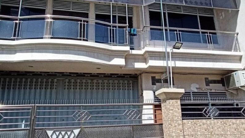 Dijual Rumah 3 lantai di Lebak Permai, Surabaya