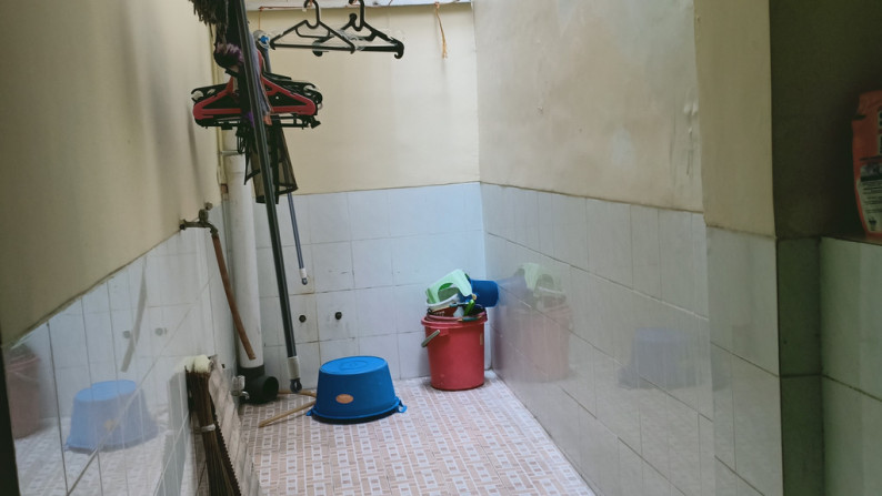 Disewakan Rumah 8 Kamar @ Tomang, Jakarta Barat.