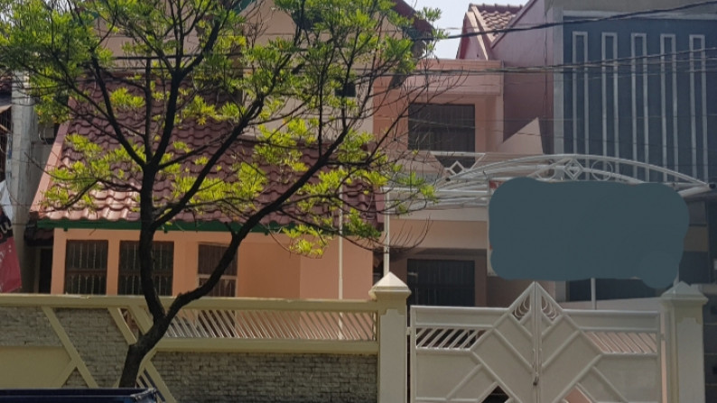 Dijual, Rumah 2 Lantai di Taman Semanan Indah