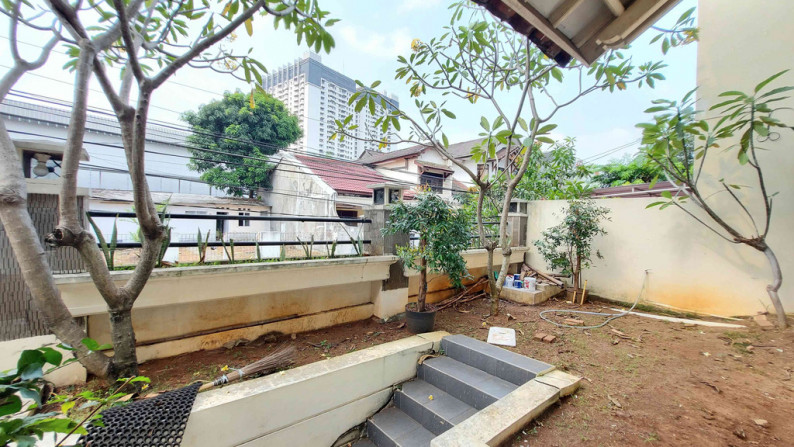 RUMAH DI LEBAK LESTARI INDAH RESIDENCE, LEBAK BULUS, BISA SEWA BUAT KANTOR, DEKAT MRT LEBAK BULUS