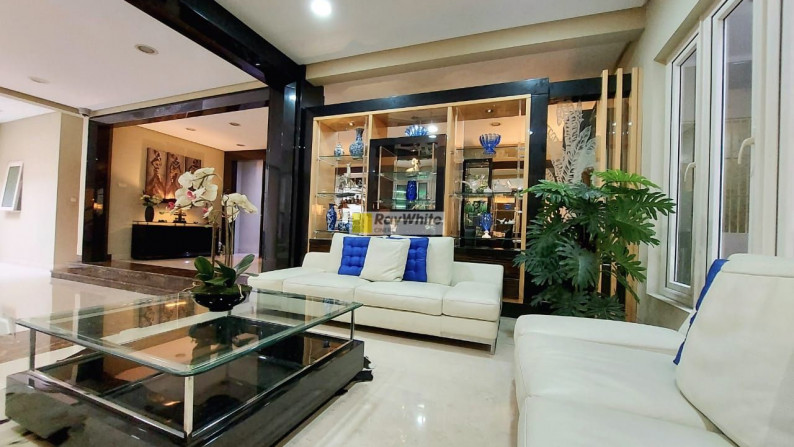 Luxurious Modern Tropical Style Menteng