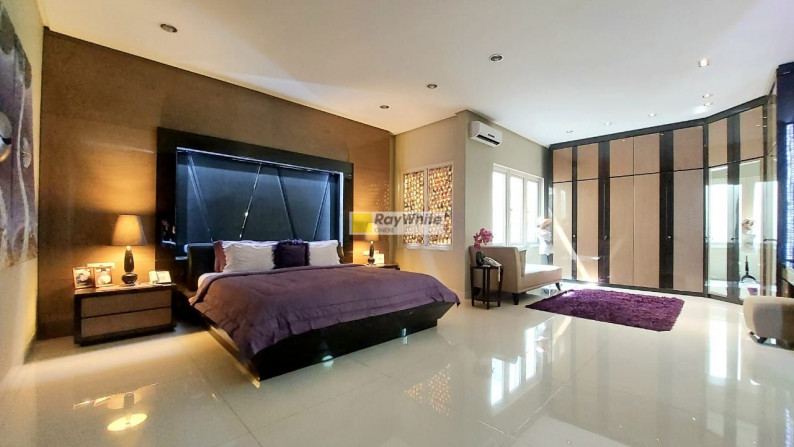 Luxurious Modern Tropical Style Menteng