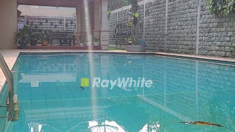 Dijual Rumah memiliki kolam renang Di Jagakarsa