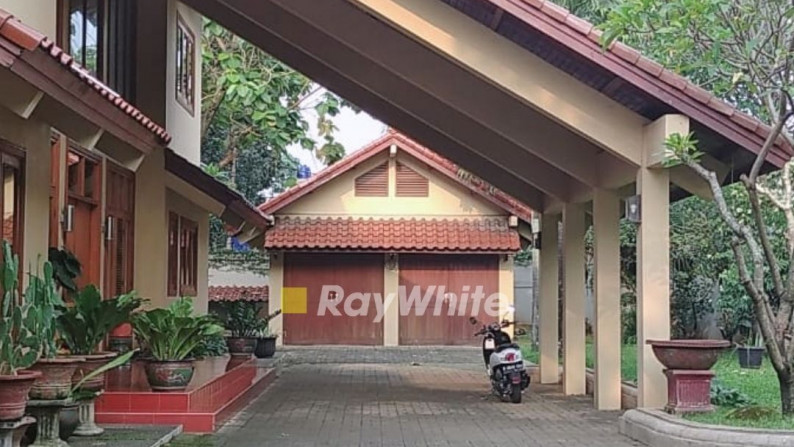 Dijual Rumah memiliki kolam renang Di Jagakarsa