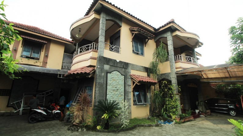 RUMAH MEWAH DI JL JANGKAR BUMI, CONDONGCATUR, DEKAT HARTONO MALL