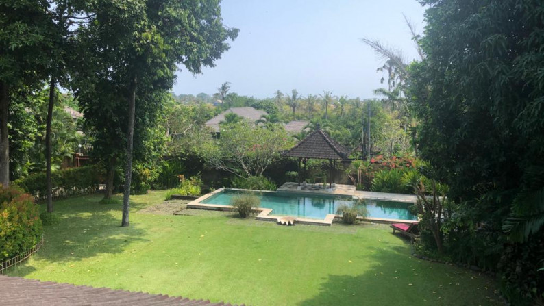 For lease 17 years 4 bedroom pool villa with spacious garden can be used for wedding.