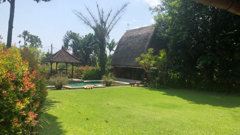 For lease 17 years 4 bedroom pool villa with spacious garden can be used for wedding.