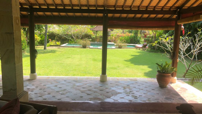 For lease 17 years 4 bedroom pool villa with spacious garden can be used for wedding.