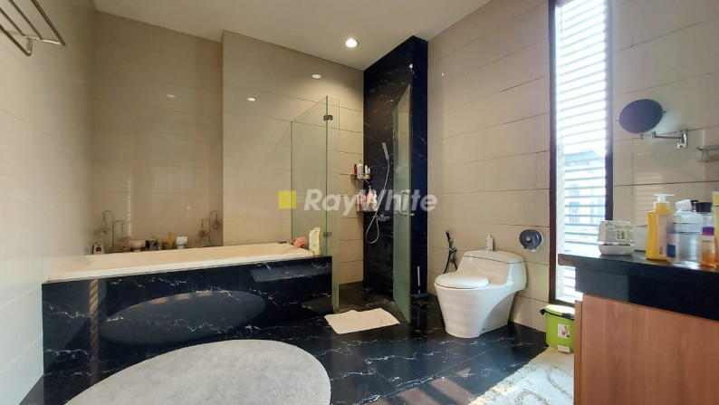 Best Price: Rumah Furnished Modern Tropical Style Hanya Selangkah ke Pondok Indah Mall