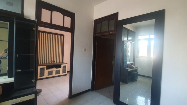 Rumah di Kutisari Indah Utara, Minimalis, Bagus + Terawat, Row Jalan depan Lebar + Paving, Semi Furnished, Siap Huni - LIA -