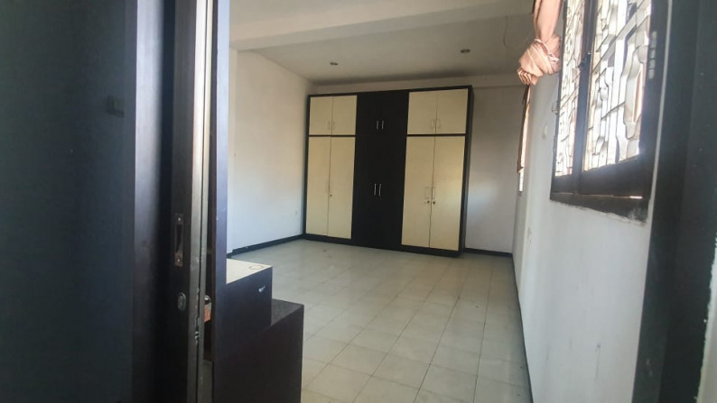 Rumah di Kutisari Indah Utara, Minimalis, Bagus + Terawat, Row Jalan depan Lebar + Paving, Semi Furnished, Siap Huni - LIA -