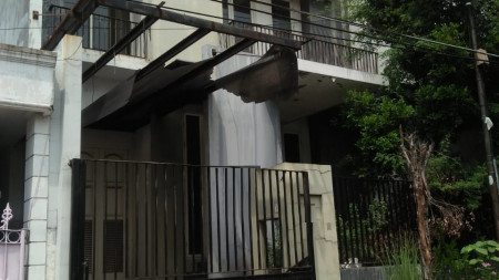 Dijual Rumah 2,5 lantai di Darmo Baru Barat, Surabaya