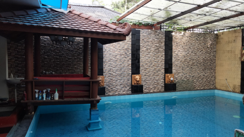 Rumah 2 Lantai dengan kolam renang pribadi di Maguwoharjo Yogyakarta