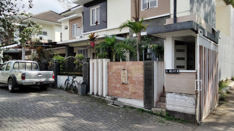 Rumah 2 Lantai dengan kolam renang pribadi di Maguwoharjo Yogyakarta