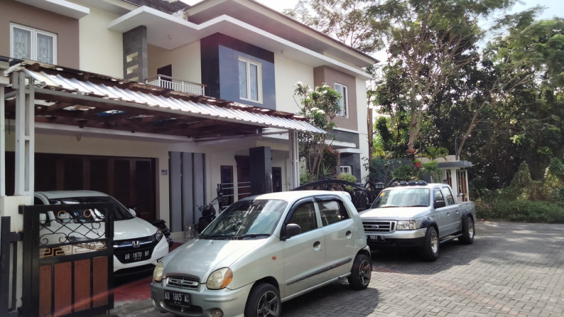 Rumah 2 Lantai dengan kolam renang pribadi di Maguwoharjo Yogyakarta