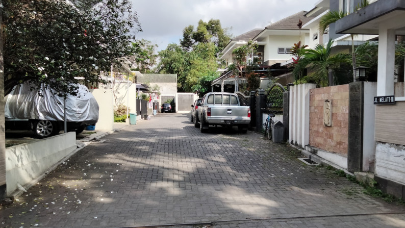 Rumah 2 Lantai dengan kolam renang pribadi di Maguwoharjo Yogyakarta