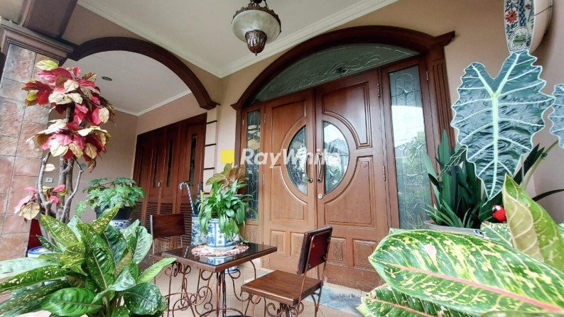 Rumah Mediteranian Style Dalam Komplek Besar Di Lebak Bulus