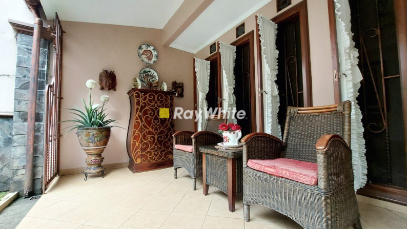 Rumah Mediteranian Style Dalam Komplek Besar Di Lebak Bulus