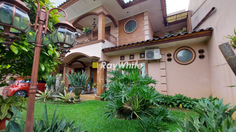 Rumah Mediteranian Style Dalam Komplek Besar Di Lebak Bulus