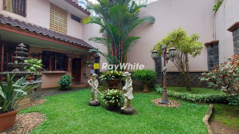 Rumah Mediteranian Style Dalam Komplek Besar Di Lebak Bulus