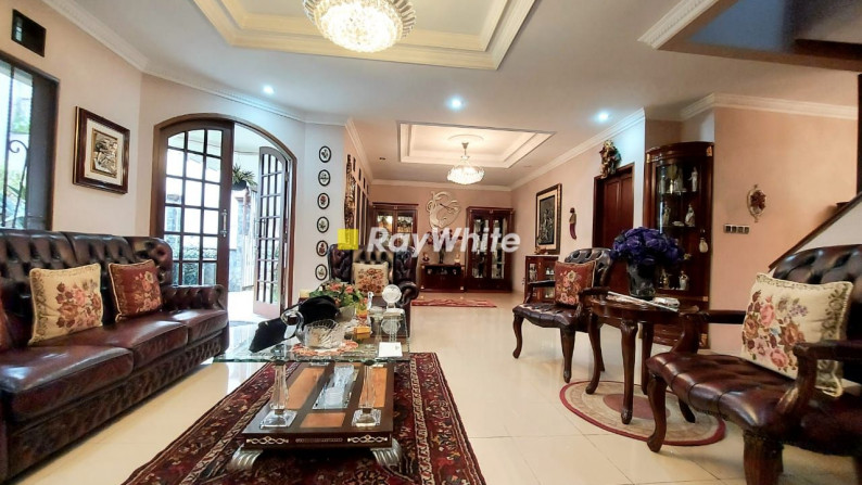 Rumah Mediteranian Style Dalam Komplek Besar Di Lebak Bulus