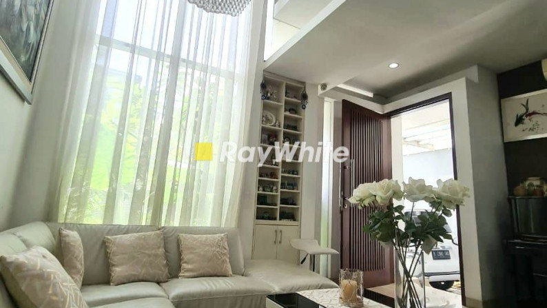 Rumah Cantik Rapi Dalam Town House di Kemang