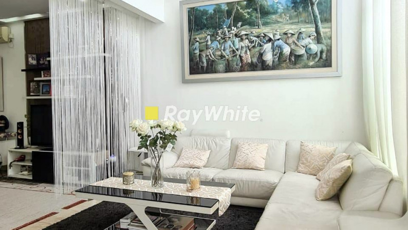 Rumah Cantik Rapi Dalam Town House di Kemang