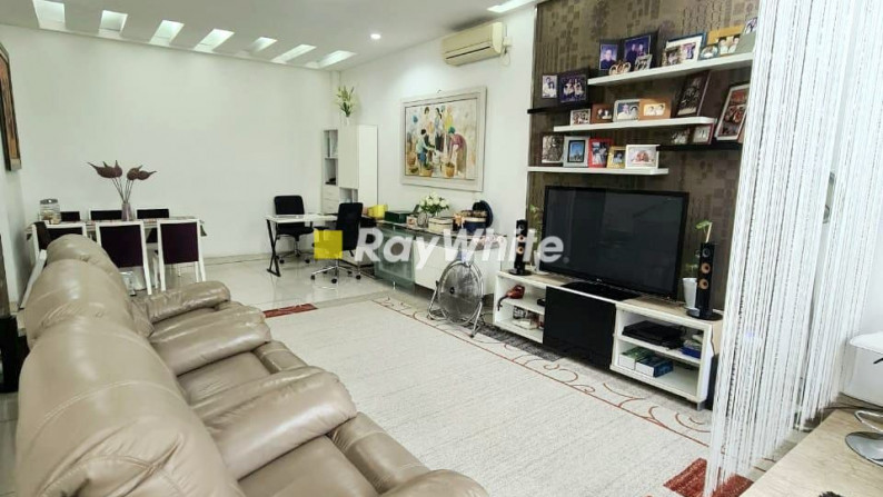 Rumah Cantik Rapi Dalam Town House di Kemang