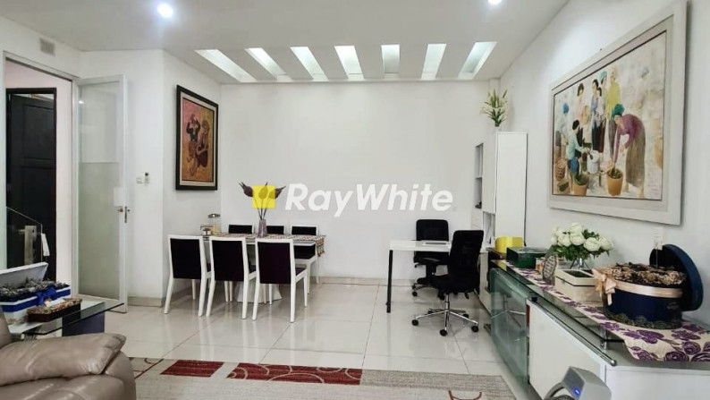 Rumah Cantik Rapi Dalam Town House di Kemang