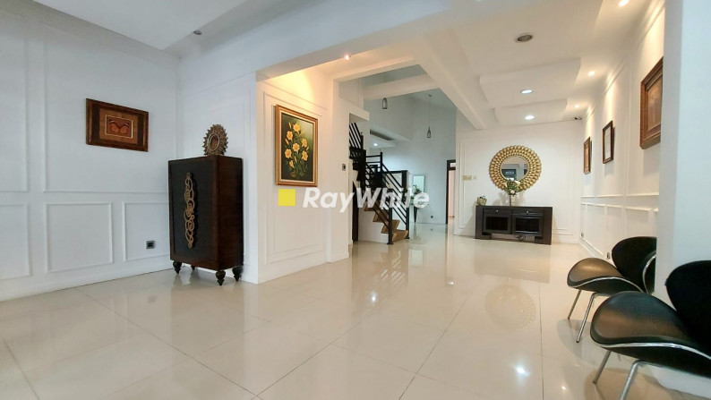 For Sale: Rumah Elegant Dan Homey Dengan Lingkungan Tenang di Pondok Indah