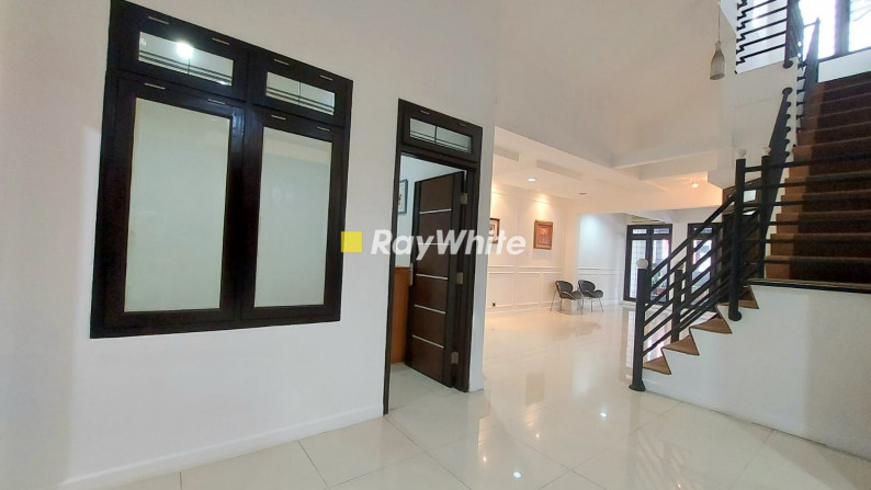 For Sale: Rumah Elegant Dan Homey Dengan Lingkungan Tenang di Pondok Indah