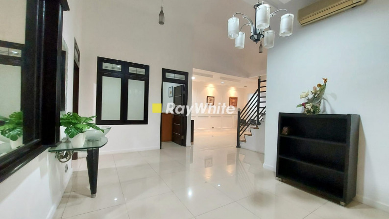 For Sale: Rumah Elegant Dan Homey Dengan Lingkungan Tenang di Pondok Indah