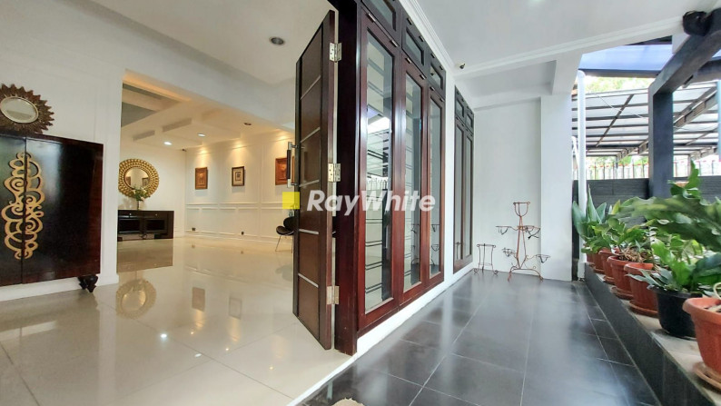 For Sale: Rumah Elegant Dan Homey Dengan Lingkungan Tenang di Pondok Indah