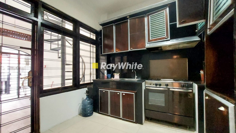 For Sale: Rumah Elegant Dan Homey Dengan Lingkungan Tenang di Pondok Indah