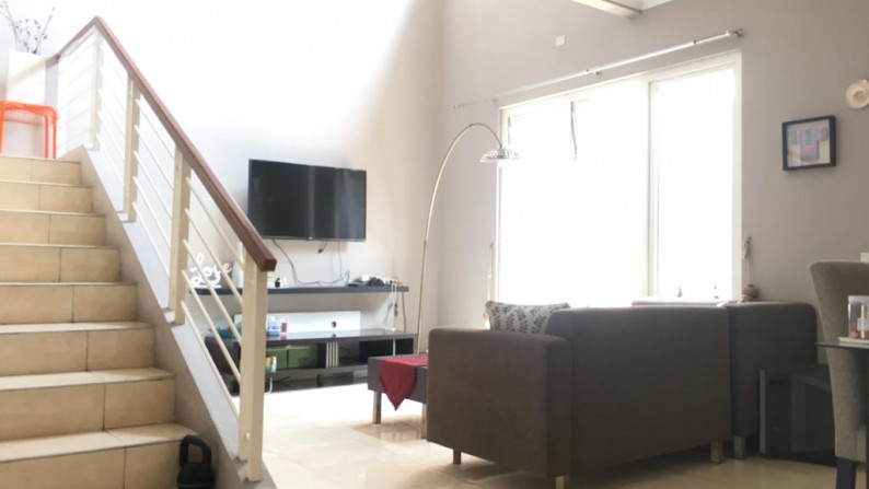 rumah di the green halaman belakang luas