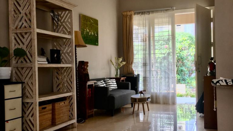 rumah di the green halaman belakang luas