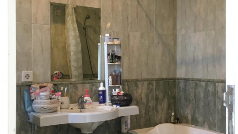 rumah di the green halaman belakang luas