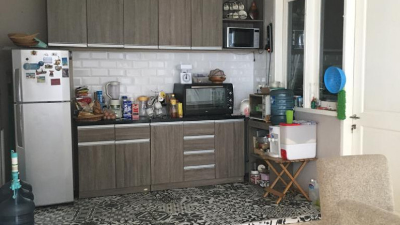 rumah di the green halaman belakang luas